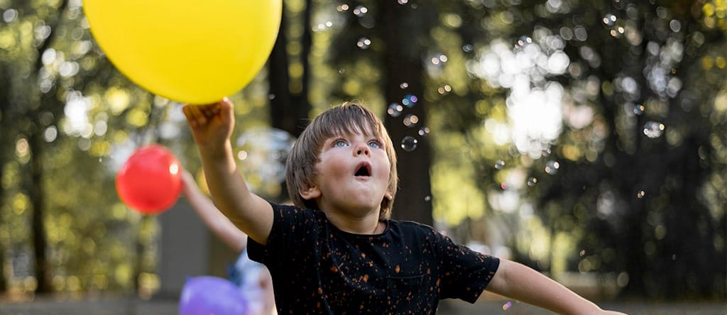 Wakacyjne-zabawy-z-balonami-lateksowymi–5-kreatywnych-i-bezpiecznych-zabaw